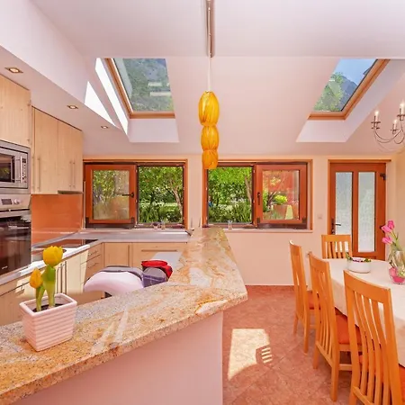 Ana's Paradise Mlini